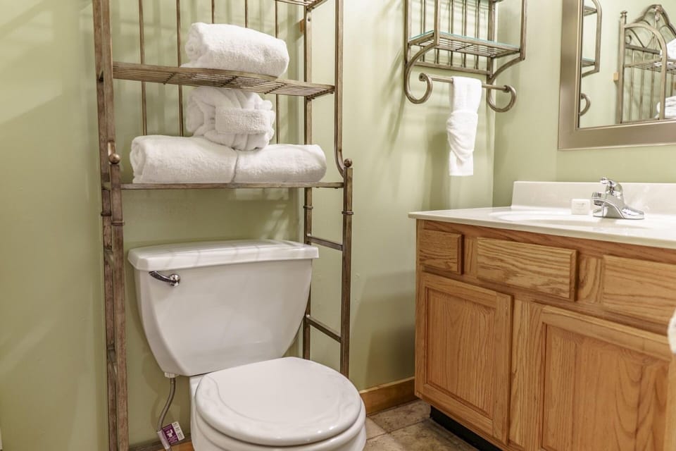 Er97 - Squirrel's Retreat - Close To The Action In Pigeon Forge! 2 Bedroom Cabin by RedAwning Cabin in Pigeon Forge