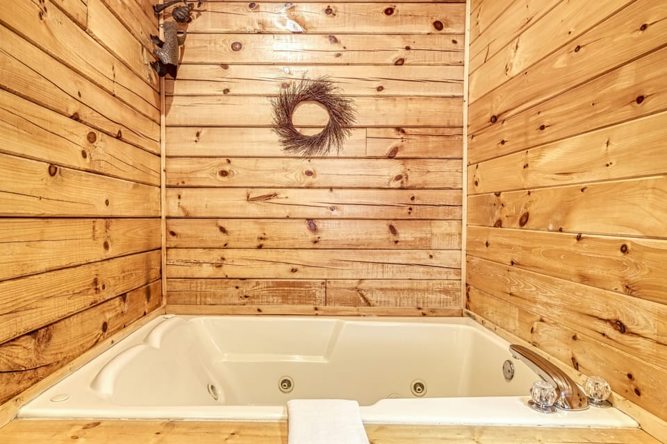 Er308- The Cozy Bear- Great Location- Close To Town 2 Bedroom Cabin by RedAwning Cabin in Pigeon Forge