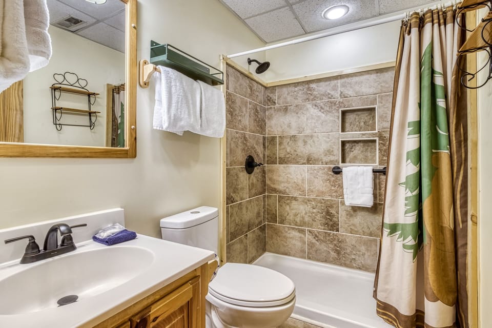 Er308- The Cozy Bear- Great Location- Close To Town 2 Bedroom Cabin by RedAwning Cabin in Pigeon Forge