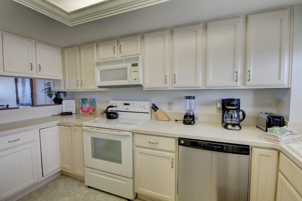 Condo, 2 Bedrooms | Private kitchen | Coffee/tea maker, fridge, oven, toaster