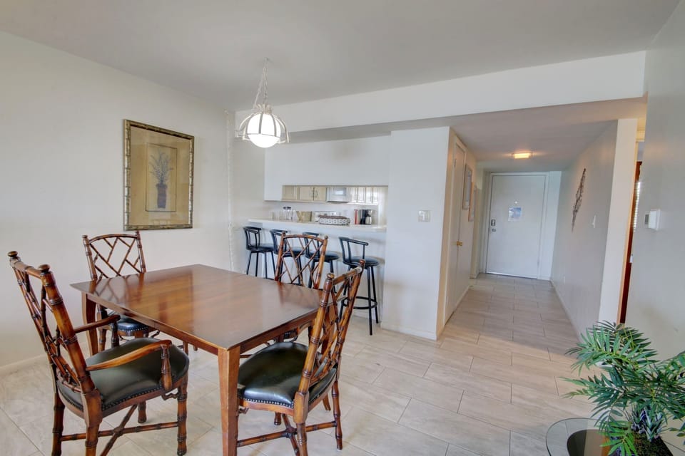 Condo, 2 Bedrooms | Dining