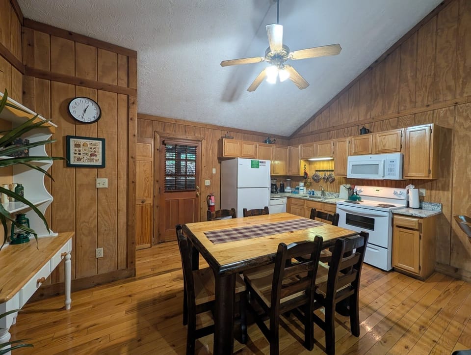 Cabin, 2 Bedrooms | Private kitchen | Coffee/tea maker, fridge, oven, toaster