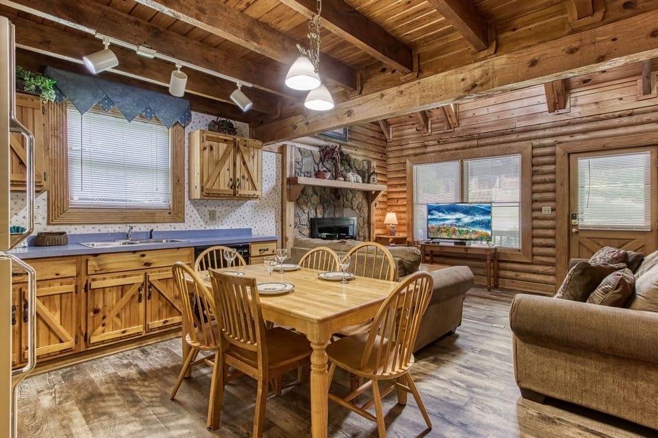 Cabin, 4 Bedrooms | Dining