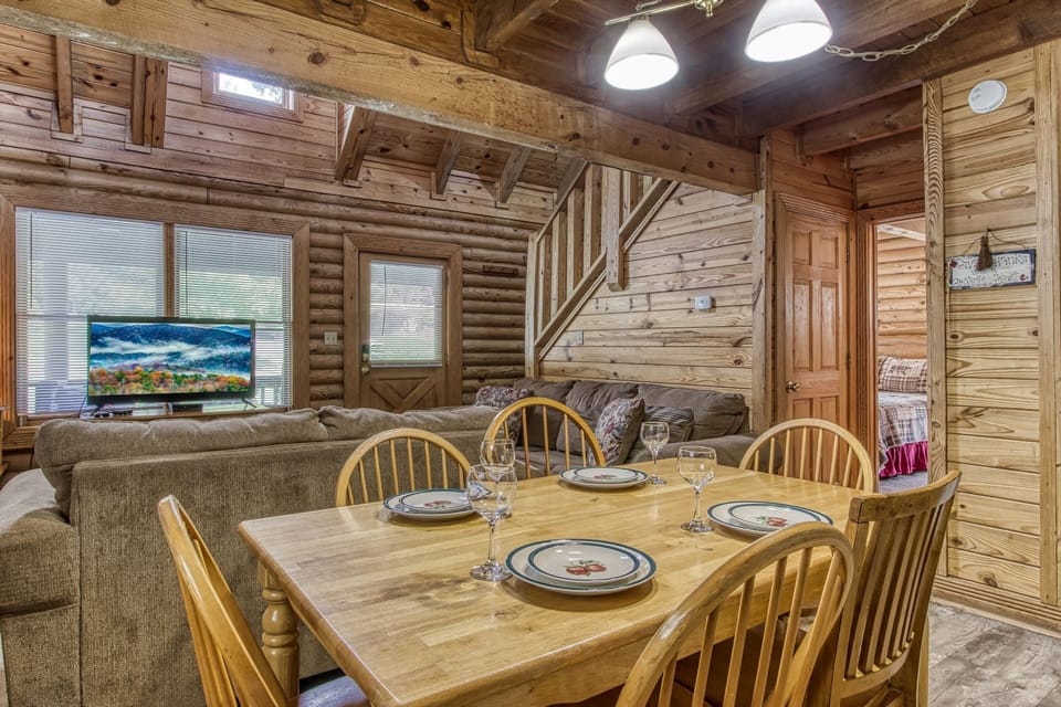 Cabin, 4 Bedrooms | Dining