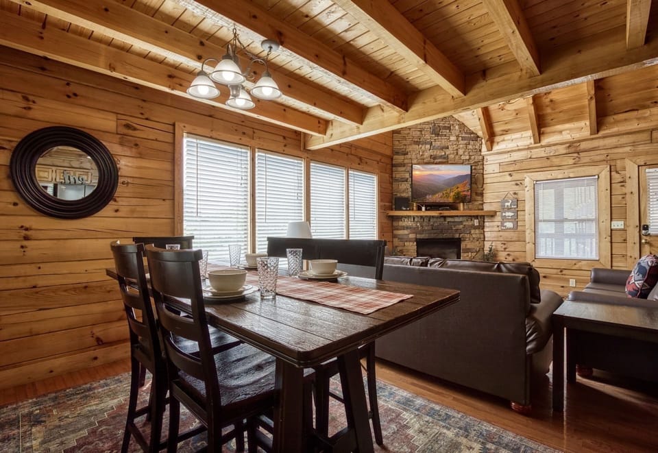 Cabin, 6 Bedrooms | Dining