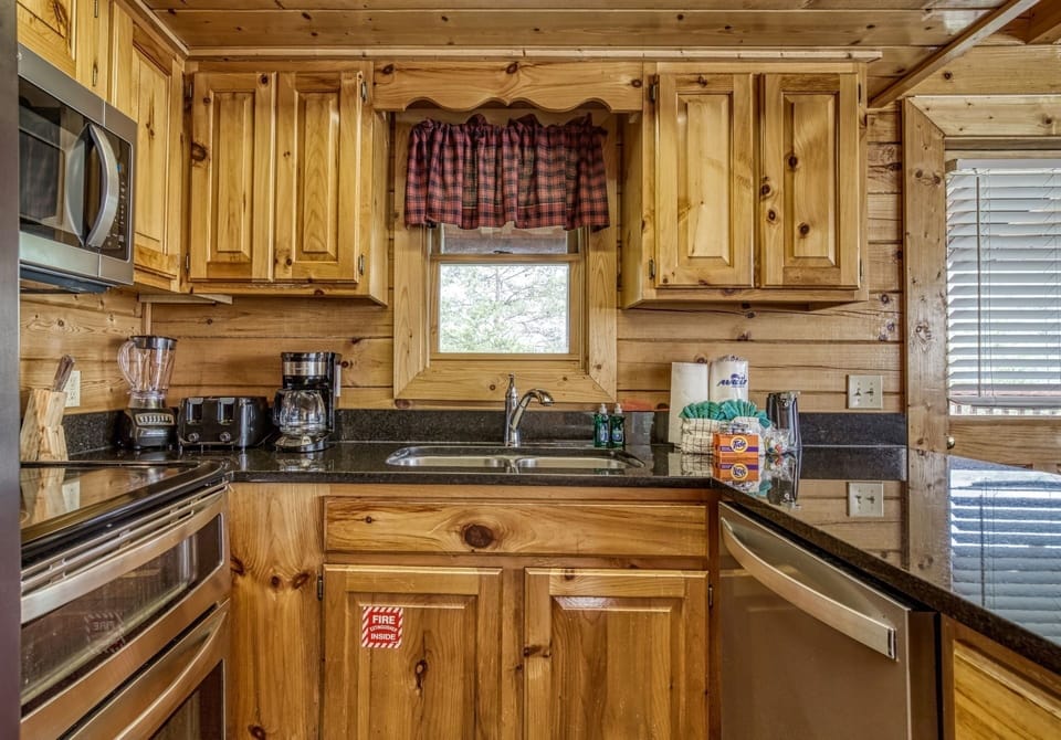 Cabin, 6 Bedrooms | Private kitchen | Fridge, oven, coffee/tea maker, toaster