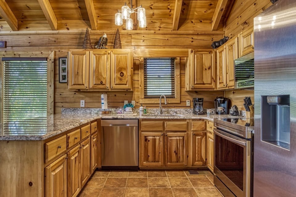 Cabin, 3 Bedrooms | Private kitchen | Fridge, oven, coffee/tea maker, toaster