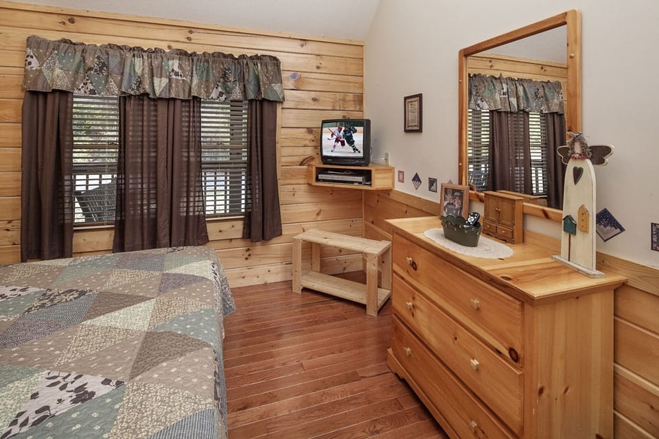 ER223 - Young's Hideaway Great Location - Close To Town! 4 Bedroom Cabin by RedAwning Cabin in Pigeon Forge
