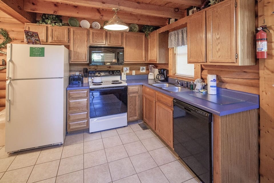 Cabin, 1 Bedroom | Private kitchen | Fridge, oven, coffee/tea maker, toaster