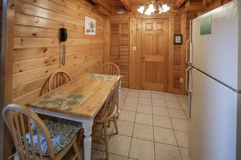 Cabin, 1 Bedroom | In-room dining