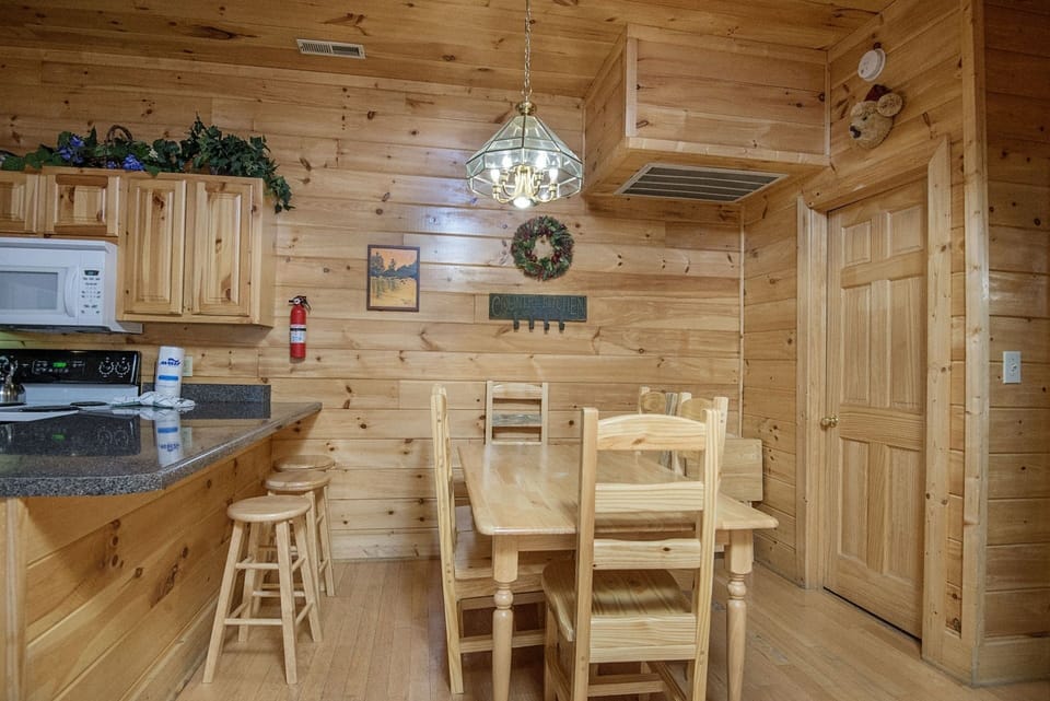 Cabin, 2 Bedrooms | Private kitchen | Fridge, oven, coffee/tea maker, toaster
