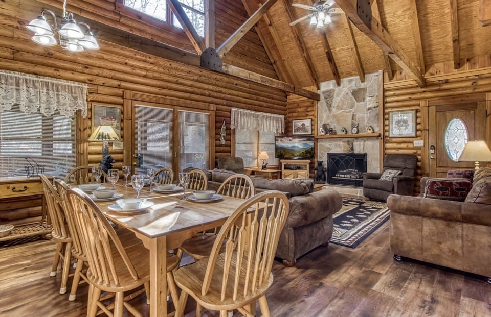 Cabin, 5 Bedrooms | Dining