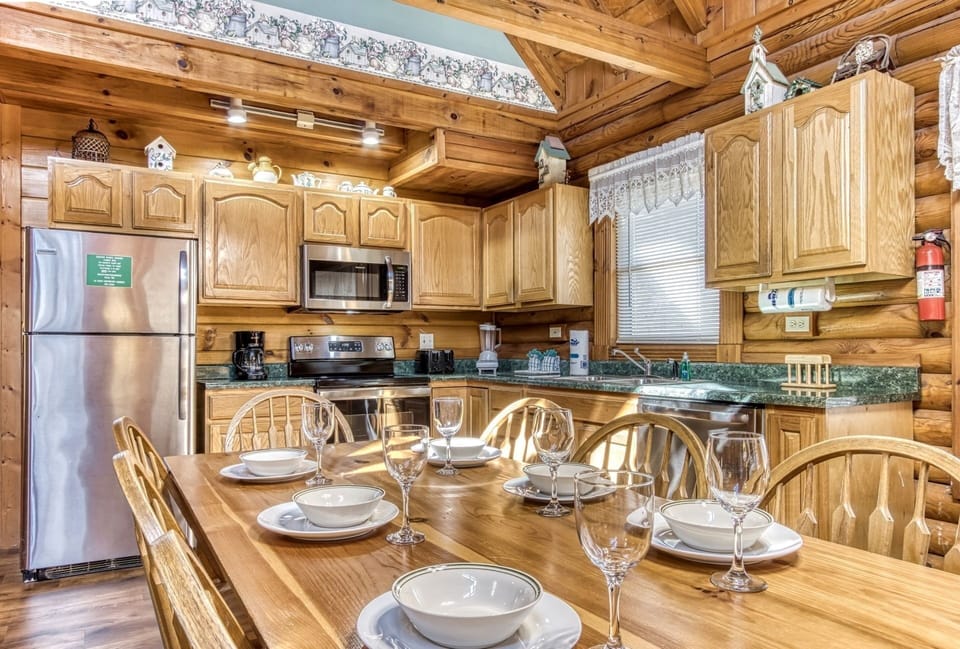 Cabin, 5 Bedrooms | Private kitchen | Fridge, oven, coffee/tea maker, toaster