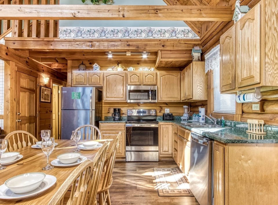 Cabin, 5 Bedrooms | Private kitchen | Fridge, oven, coffee/tea maker, toaster