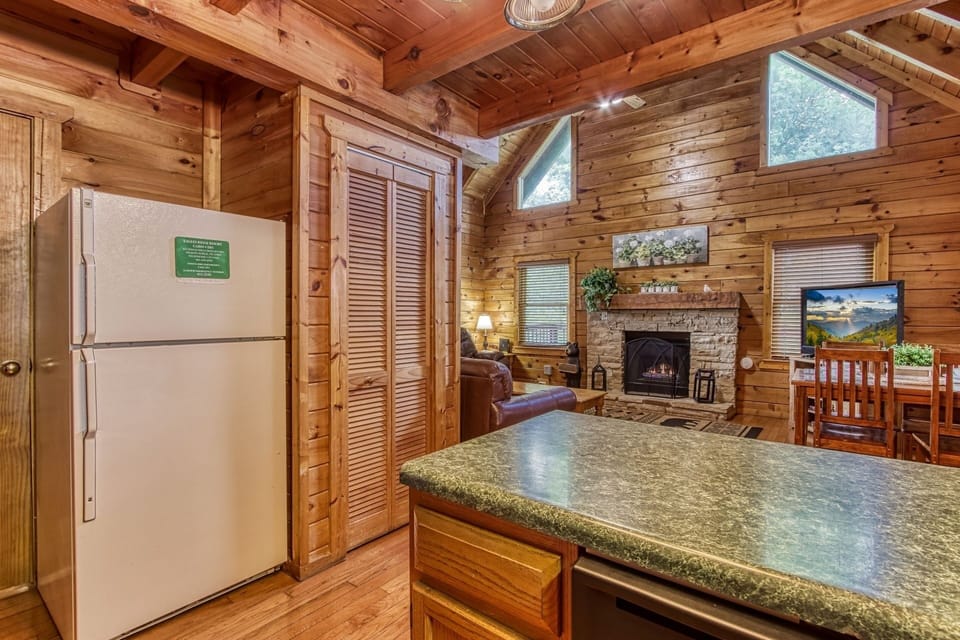 Cabin, 1 Bedroom | Private kitchen | Fridge, oven, coffee/tea maker, toaster