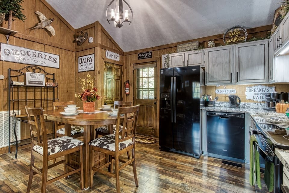 Cabin, 2 Bedrooms | Private kitchen | Fridge, oven, coffee/tea maker, toaster