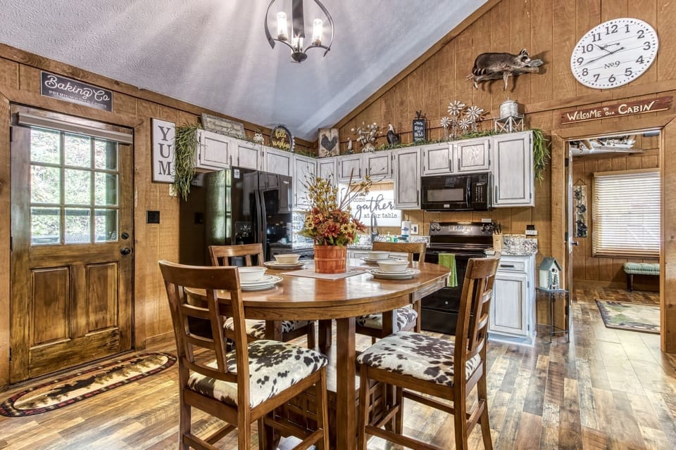 Cabin, 2 Bedrooms | Dining