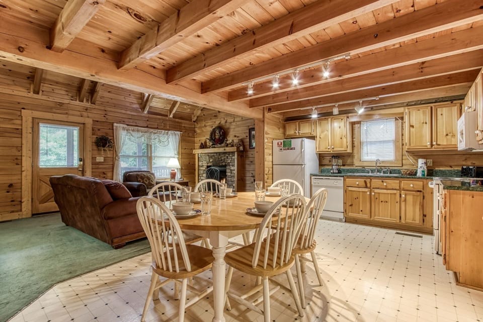 Cabin, 2 Bedrooms | Private kitchen | Fridge, oven, coffee/tea maker, toaster