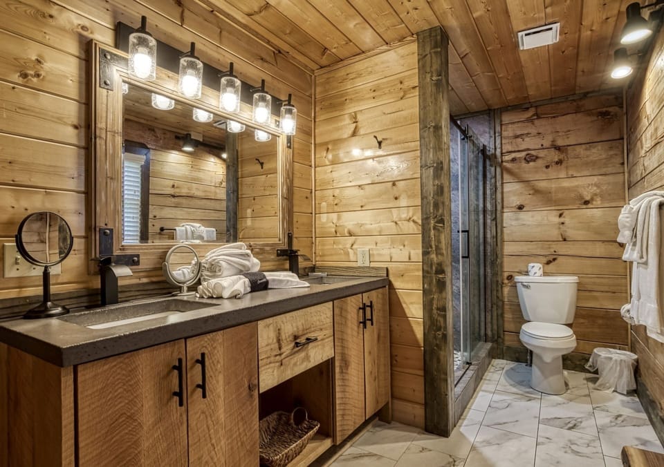 Ern858 - Eagles On High - Great Location! Close To All The Action! 3 Bedroom Cabin by RedAwning Cabin in Pigeon Forge