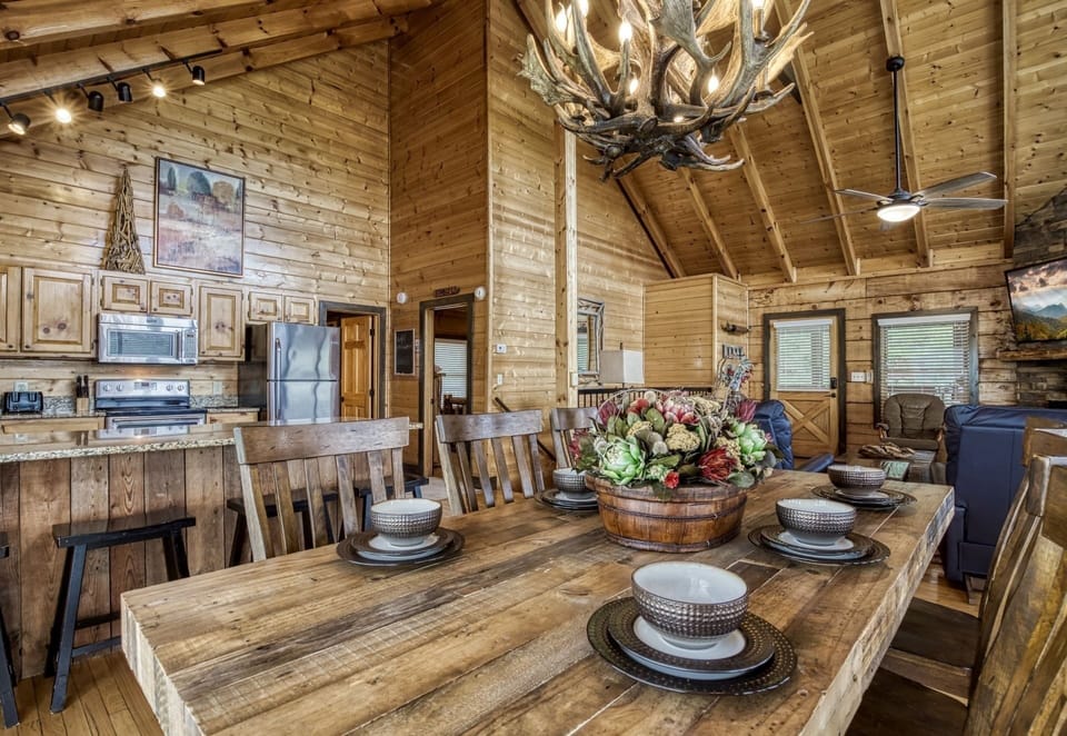 Cabin, 3 Bedrooms | Private kitchen | Fridge, oven, coffee/tea maker, toaster
