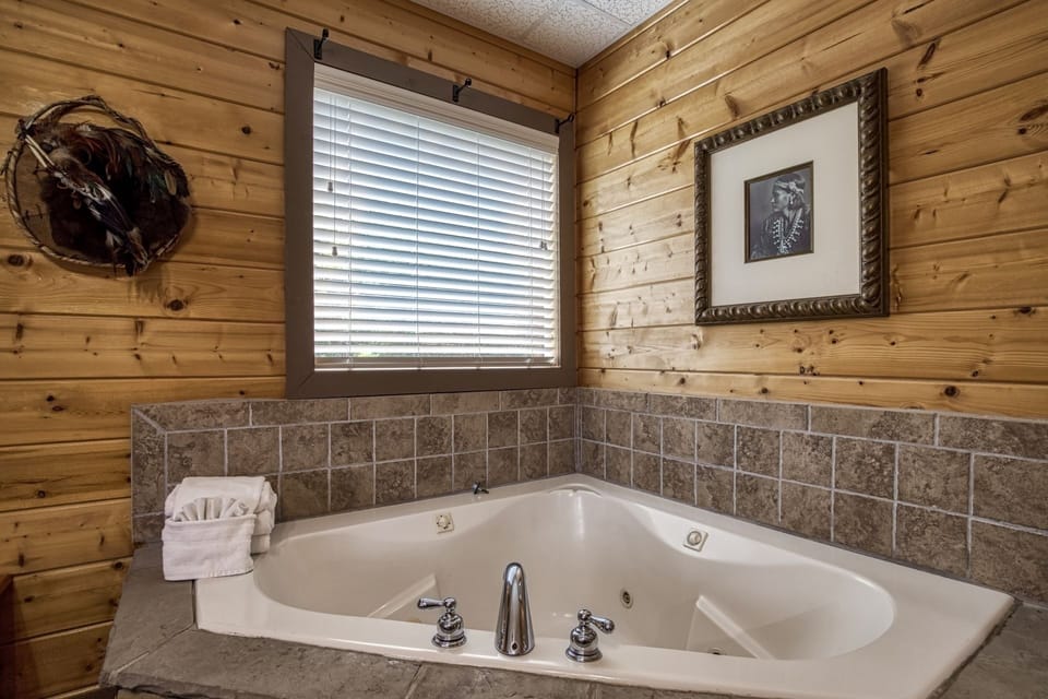 Ern858 - Eagles On High - Great Location! Close To All The Action! 3 Bedroom Cabin by RedAwning Cabin in Pigeon Forge