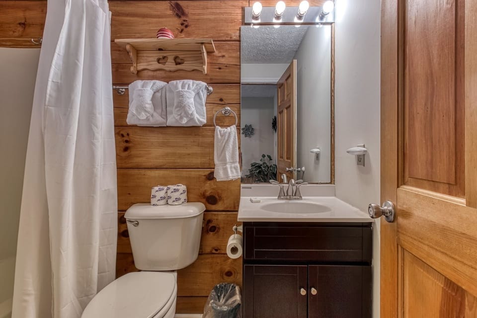 Er46 - Cherith Brook - Great Location. Just Across From Swimming Pool! 2 Bedroom Cabin by RedAwning Cabin in Pigeon Forge