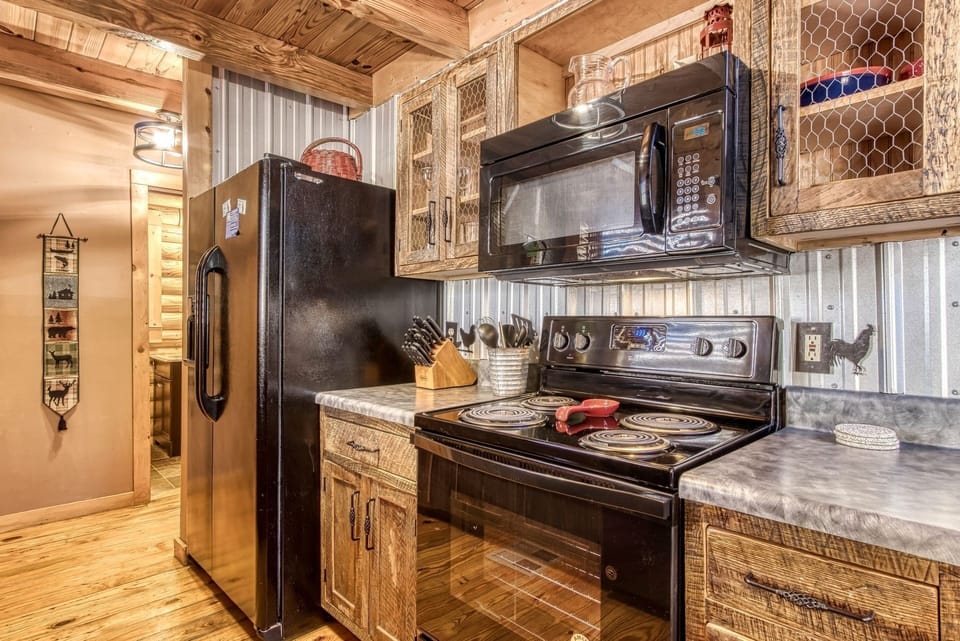 Cabin, 2 Bedrooms | Private kitchen | Fridge, oven, coffee/tea maker, toaster