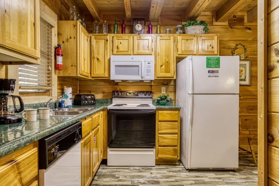 Cabin, 1 Bedroom | Private kitchen | Fridge, oven, coffee/tea maker, toaster