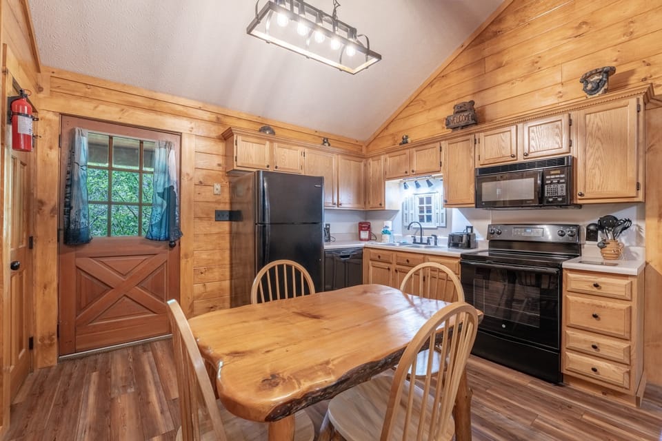 Cabin, 2 Bedrooms | Private kitchen | Fridge, oven, coffee/tea maker, toaster
