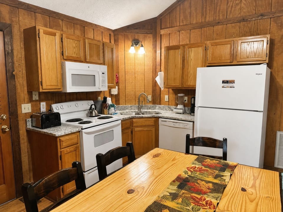 Cabin, 2 Bedrooms | Private kitchen | Fridge, oven, coffee/tea maker, toaster