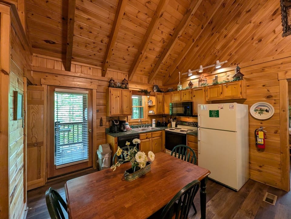 Cabin, 2 Bedrooms | Private kitchen | Fridge, oven, coffee/tea maker, toaster