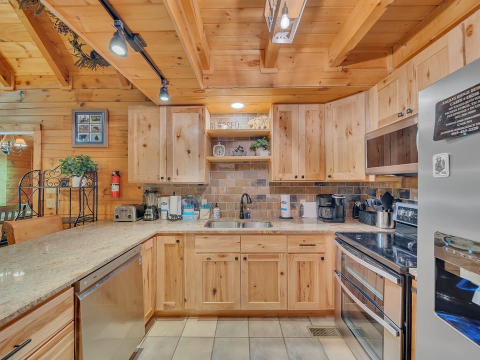 Cabin, 5 Bedrooms | Private kitchen | Fridge, oven, coffee/tea maker, toaster
