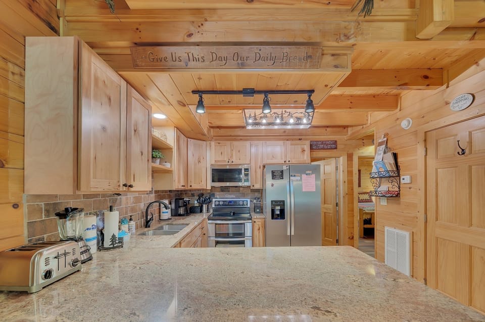 Cabin, 5 Bedrooms | Private kitchen | Fridge, oven, coffee/tea maker, toaster