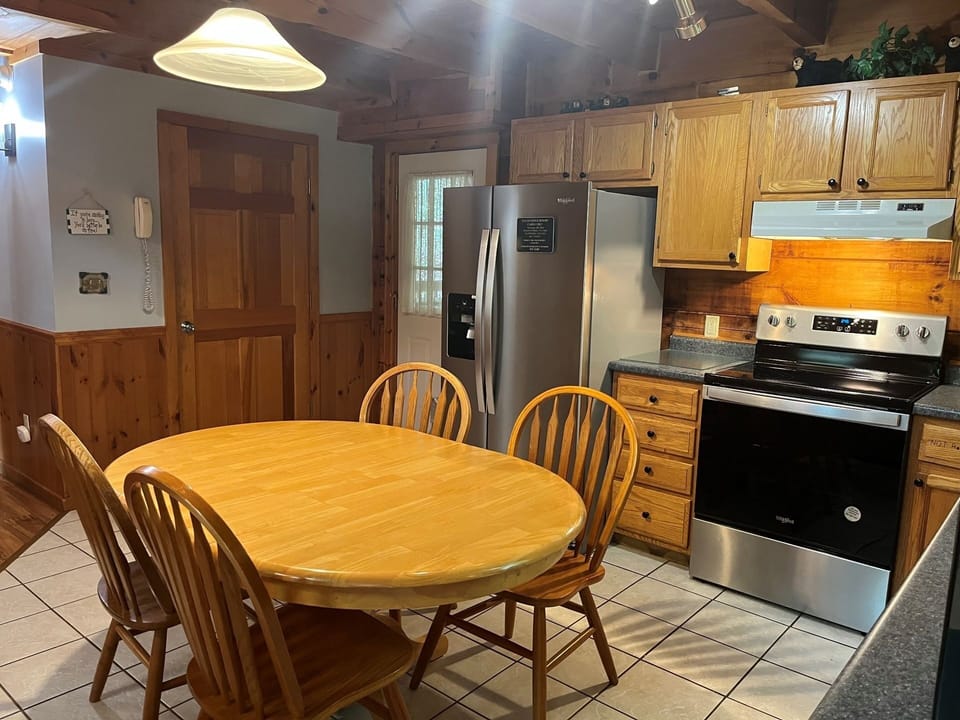 Cabin, 2 Bedrooms | Private kitchen | Fridge, oven, coffee/tea maker, toaster