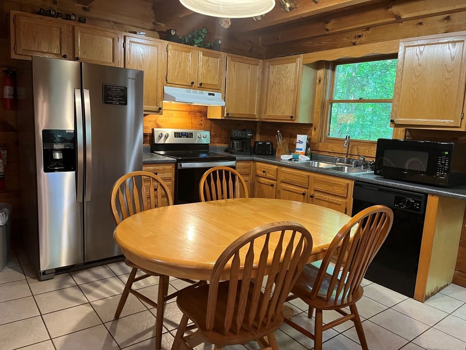 Cabin, 2 Bedrooms | Private kitchen | Fridge, oven, coffee/tea maker, toaster