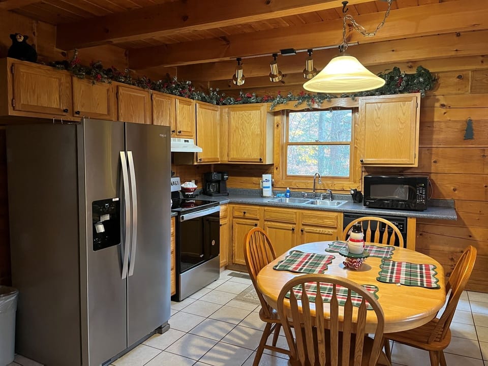 Cabin, 2 Bedrooms | Private kitchen | Fridge, oven, coffee/tea maker, toaster