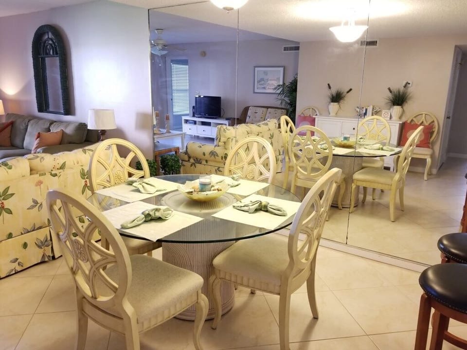 Condo, 2 Bedrooms | Dining