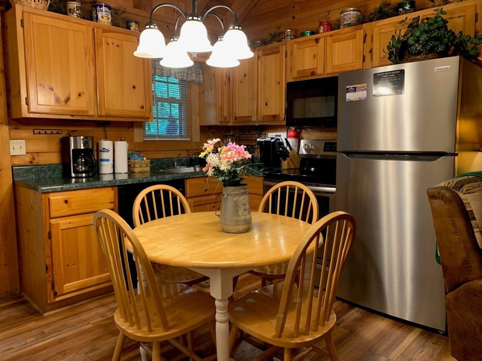 Cabin, 2 Bedrooms | Private kitchen | Coffee/tea maker, fridge, oven, toaster
