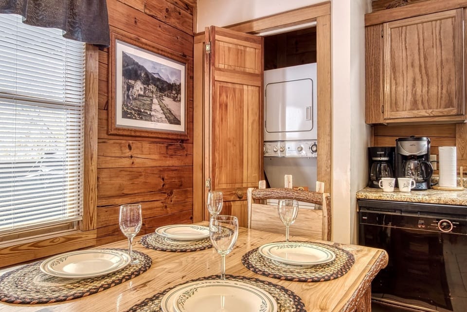 Cabin, 3 Bedrooms | In-room dining