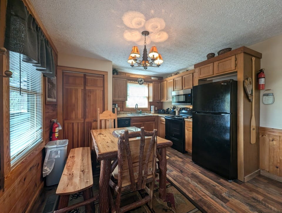 Cabin, 3 Bedrooms | Private kitchen | Fridge, oven, coffee/tea maker, toaster