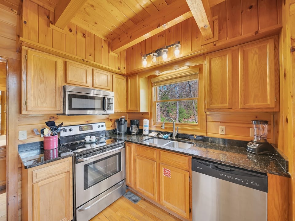 Cabin, 2 Bedrooms | Private kitchen | Fridge, oven, coffee/tea maker, toaster