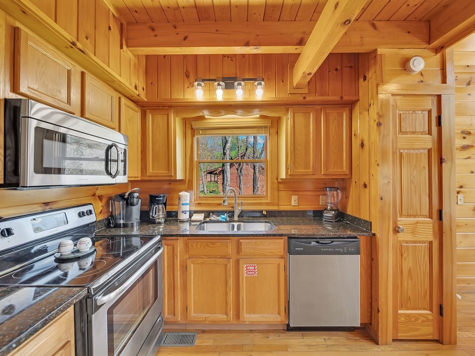 Cabin, 2 Bedrooms | Private kitchen | Fridge, oven, coffee/tea maker, toaster