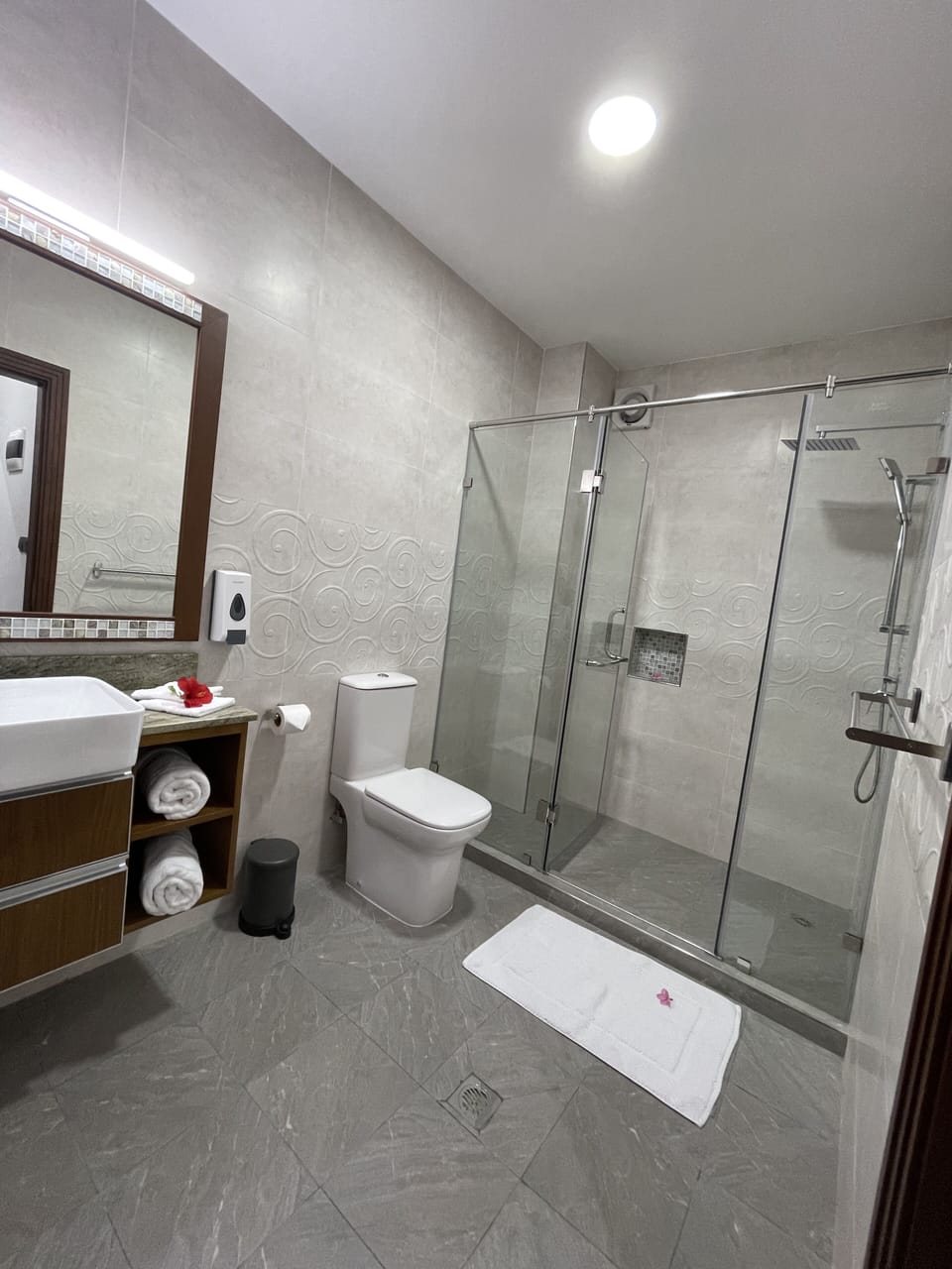 Family Apartment | Bathroom | Shower, rainfall showerhead, hair dryer, towels