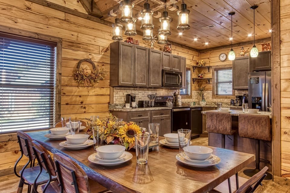 Cabin, 3 Bedrooms | Dining