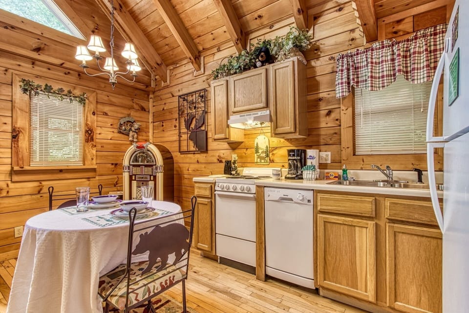 Cabin, 1 Bedroom | Private kitchen | Fridge, oven, coffee/tea maker, toaster