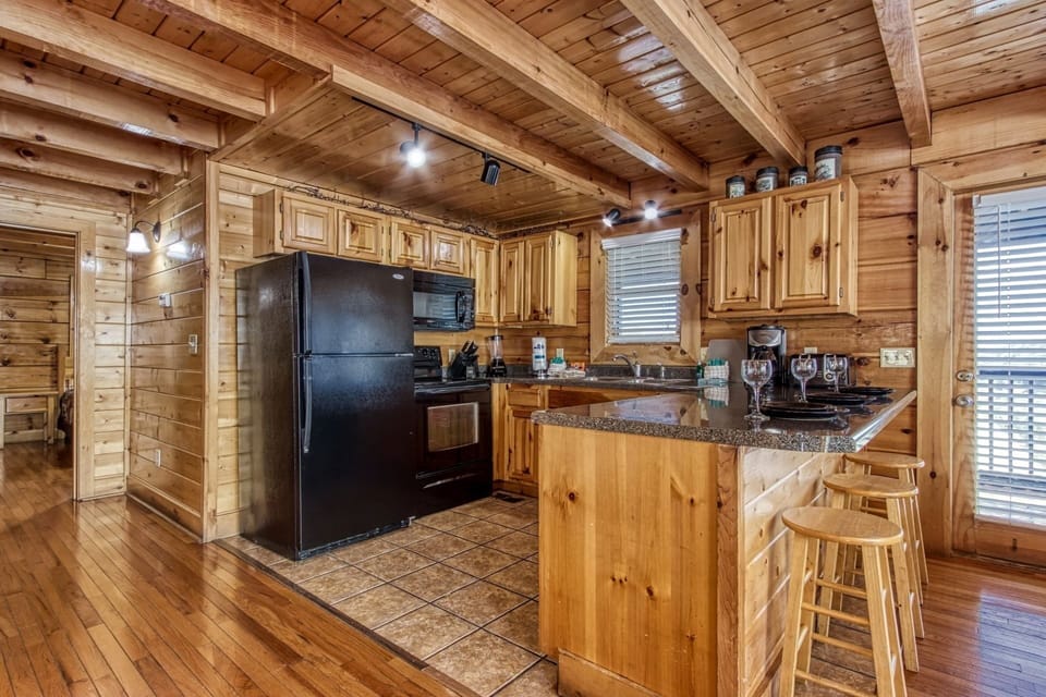 Cabin, 5 Bedrooms | Private kitchen | Fridge, oven, coffee/tea maker, toaster