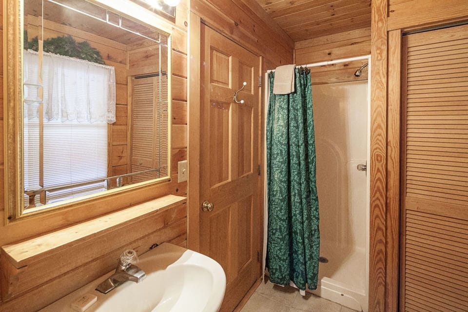 Er38b - Grandma's Hideaway - Great Location! Close To Town 1 Bedroom Cabin by RedAwning Cabin in Pigeon Forge