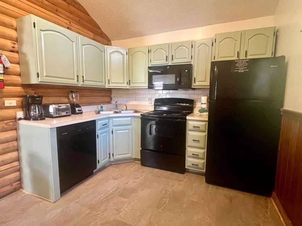 Cabin, 3 Bedrooms | Private kitchen | Coffee/tea maker, fridge, oven, toaster