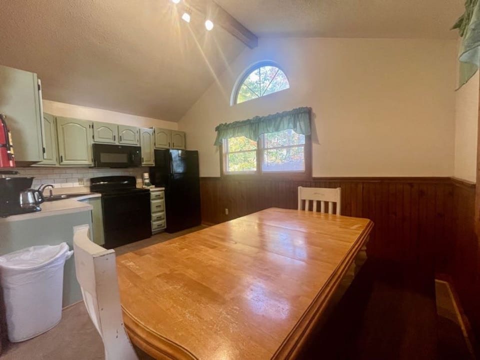 Cabin, 3 Bedrooms | Private kitchen | Coffee/tea maker, fridge, oven, toaster