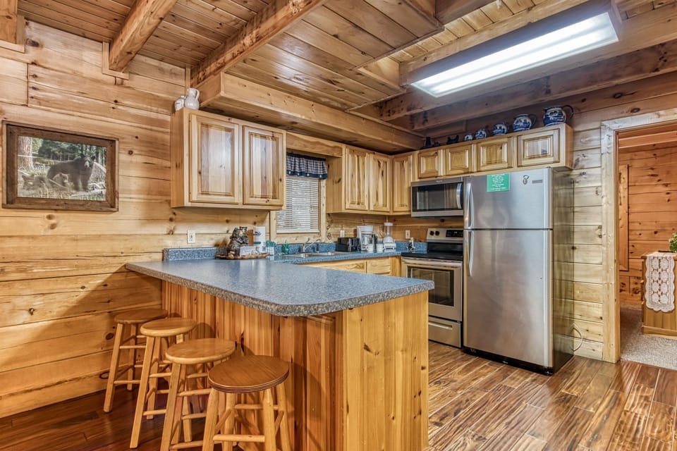 Cabin, 3 Bedrooms | Private kitchen | Fridge, oven, coffee/tea maker, toaster